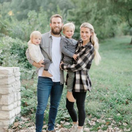 Dayna Douros and her husband Ryan O'Reilly took a picture with their kids.